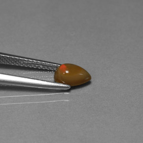 0.46カラットの天然マルチカラーチョコレートオパール（7×4.2 mm・洋梨の形）