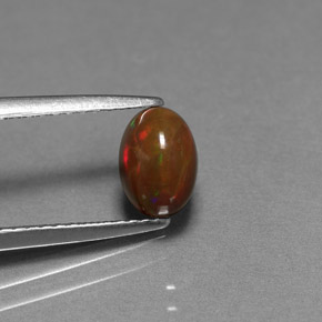 0.77カラットの天然マルチカラーチョコレートオパール（7.1×5 mm・オーバルカット）