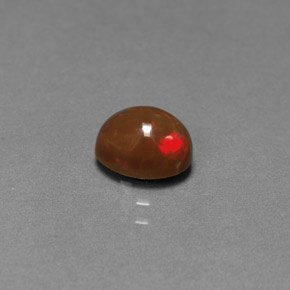 0.77カラットの天然マルチカラーチョコレートオパール（7.1×5 mm・オーバルカット）