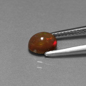 0.77カラットの天然マルチカラーチョコレートオパール（7.1×5 mm・オーバルカット）
