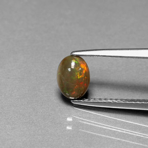 0.46カラットの天然マルチカラーチョコレートオパール（7.1×5.2 mm・オーバルカット）