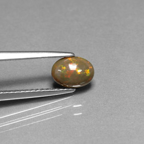 0.46カラットの天然マルチカラーチョコレートオパール（7.1×5.2 mm・オーバルカット）