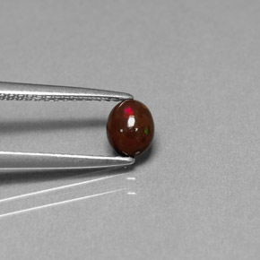 0.32カラットの天然マルチカラーチョコレートオパール（5.5×4.5 mm・オーバルカット）
