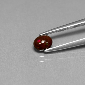 0.32カラットの天然マルチカラーチョコレートオパール（5.5×4.5 mm・オーバルカット）