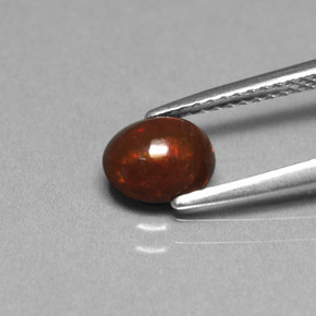 0.75カラットの天然マルチカラーチョコレートオパール（7×5.8 mm・オーバルカット）