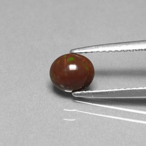 0.44カラットの天然マルチカラーチョコレートオパール（6.3×5.5 mm・オーバルカット）