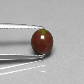 0.44カラットの天然マルチカラーチョコレートオパール（6.3×5.5 mm・オーバルカット）
