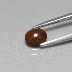 0.44カラットの天然マルチカラーチョコレートオパール（6.3×5.5 mm・オーバルカット）