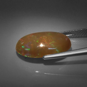 5.32カラットの天然マルチカラーチョコレートオパール（17.5×12.2 mm・オーバルカット）