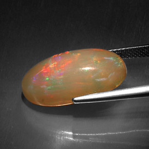 10.52カラットの天然マルチカラーチョコレートオパール（21.7×12.8 mm・オーバルカット）