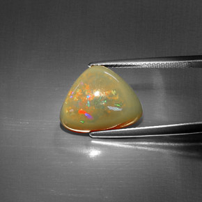 5.44カラットの天然マルチカラーチョコレートオパール（15.7×13 mm・トリリアント）
