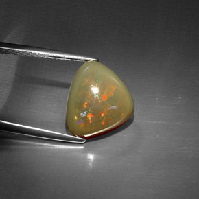 5.44カラットの天然マルチカラーチョコレートオパール（15.7×13 mm・トリリアント）