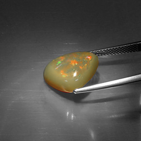 5.44カラットの天然マルチカラーチョコレートオパール（15.7×13 mm・トリリアント）