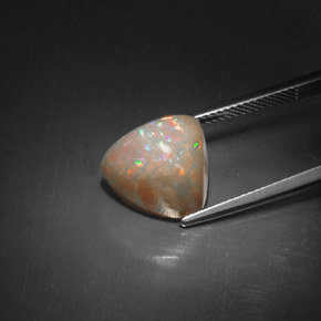 6.51カラットの天然マルチカラーチョコレートオパール（13.1×12.1 mm・トリリアント）