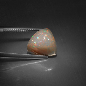 6.51カラットの天然マルチカラーチョコレートオパール（13.1×12.1 mm・トリリアント）
