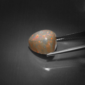 6.51カラットの天然マルチカラーチョコレートオパール（13.1×12.1 mm・トリリアント）