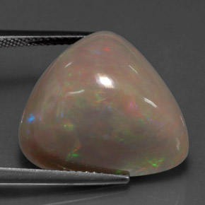 15.63カラットの天然マルチカラーチョコレートオパール（19.3×16.5 mm・トリリアント）