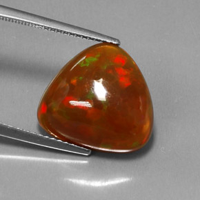 5.36カラットの天然マルチカラーチョコレートオパール（15.1×13.9 mm・透明）