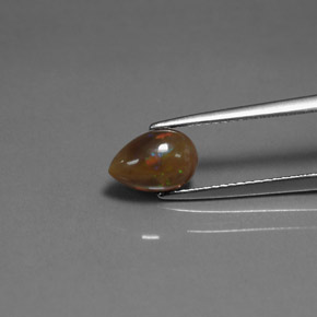 0.92カラットの天然マルチカラーチョコレートオパール（9×6.1 mm・洋梨の形）