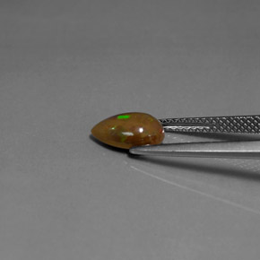 0.92カラットの天然マルチカラーチョコレートオパール（9×6.1 mm・洋梨の形）