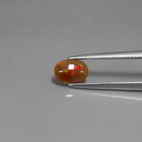 0.43カラットの天然マルチカラーチョコレートオパール（7.5×5.4 mm・オーバルカット）