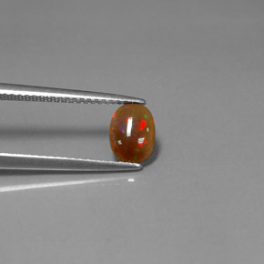 0.43カラットの天然マルチカラーチョコレートオパール（7.5×5.4 mm・オーバルカット）