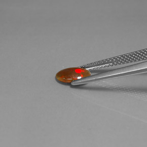 0.43カラットの天然マルチカラーチョコレートオパール（7.5×5.4 mm・オーバルカット）