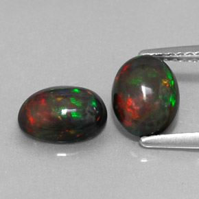 カラットの天然マルチカラーチョコレートオパール（8.1×6.2 mm・オーバルカット）