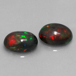 カラットの天然マルチカラーチョコレートオパール（8.1×6.2 mm・オーバルカット）