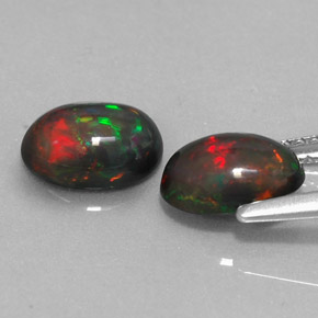 カラットの天然マルチカラーチョコレートオパール（8.1×6.2 mm・オーバルカット）