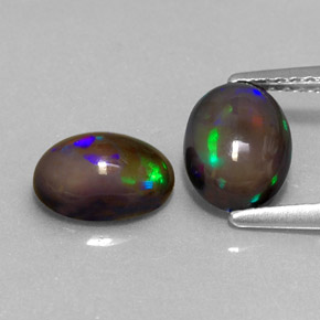 カラットの天然マルチカラーチョコレートオパール（8×6.1 mm・オーバルカット）
