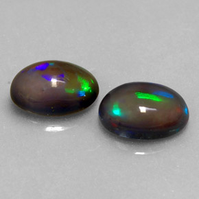 カラットの天然マルチカラーチョコレートオパール（8×6.1 mm・オーバルカット）