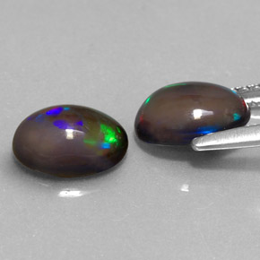 カラットの天然マルチカラーチョコレートオパール（8×6.1 mm・オーバルカット）