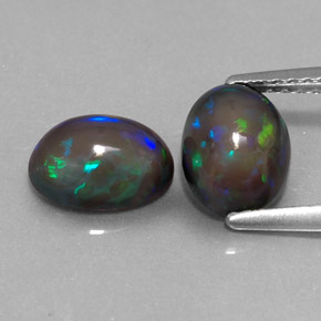 カラットの天然マルチカラーチョコレートオパール（8.1×6.1 mm・オーバルカット）