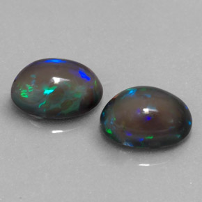 カラットの天然マルチカラーチョコレートオパール（8.1×6.1 mm・オーバルカット）