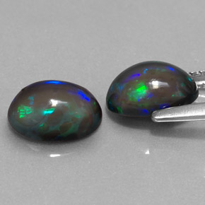 カラットの天然マルチカラーチョコレートオパール（8.1×6.1 mm・オーバルカット）
