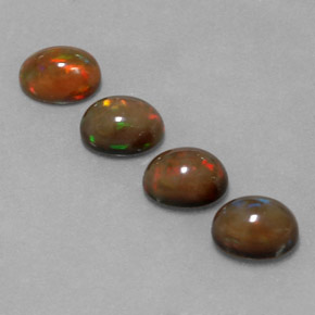 4.20カラットの天然マルチカラーチョコレートオパール（8.1×6.1 mm・オーバルカット）