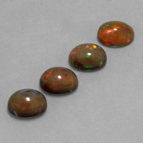 4.20カラットの天然マルチカラーチョコレートオパール（8.1×6.1 mm・オーバルカット）
