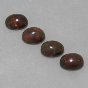 3.23カラットの天然マルチカラーチョコレートオパール（8×6.1 mm・オーバルカット）