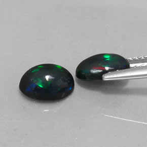 カラットの天然マルチカラーチョコレートオパール（7.9×6 mm・オーバルカット）
