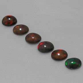 4.61カラットの天然マルチカラーチョコレートオパール（8×6.1 mm・オーバルカット）