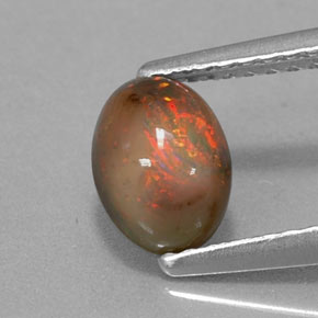 0.69カラットの天然マルチカラーチョコレートオパール（7.1×5.1 mm・オーバルカット）