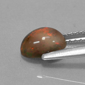 0.69カラットの天然マルチカラーチョコレートオパール（7.1×5.1 mm・オーバルカット）