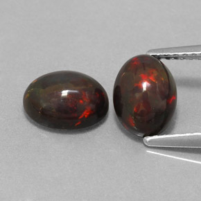 カラットの天然マルチカラーチョコレートオパール（8.2×6.2 mm・オーバルカット）
