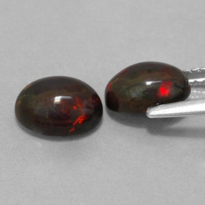 カラットの天然マルチカラーチョコレートオパール（8.2×6.2 mm・オーバルカット）
