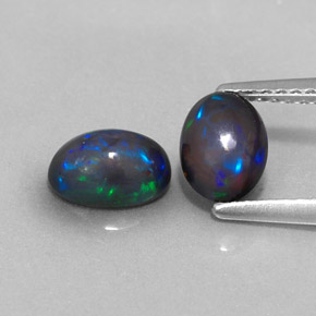 カラットの天然マルチカラーチョコレートオパール（7×5.1 mm・オーバルカット）