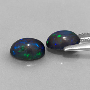 カラットの天然マルチカラーチョコレートオパール（7×5.1 mm・オーバルカット）