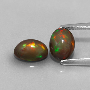 カラットの天然マルチカラーチョコレートオパール（7.1×5.1 mm・オーバルカット）