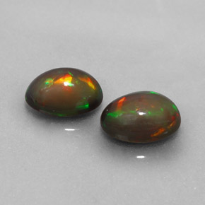 カラットの天然マルチカラーチョコレートオパール（7.1×5.1 mm・オーバルカット）
