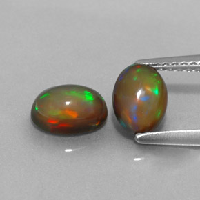 カラットの天然マルチカラーチョコレートオパール（7.1×5.1 mm・オーバルカット）